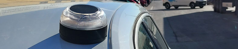 Balizas V16 y coches con recambios de desguace: Guía 2026